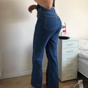 H&M jeans - Köpta second hand. Aldrig använda. Väldigt stretchiga och mjuka i fint skick✨
