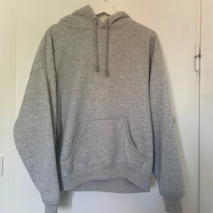 Grå hoodie - Bikbok - Grå hoodie från bikbok - köpt på plick. nopprig därav priset 💘 storlek S men jag skulle säga att den sitter som en M/L