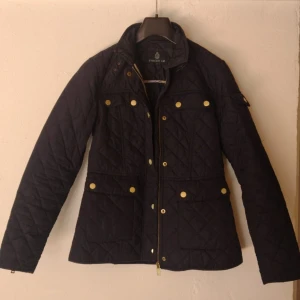 Milly quilted jacket  - Jackan är i bra skick och är inte så gammal, anledning til varför vi säljer den är för att den blivit för liten 