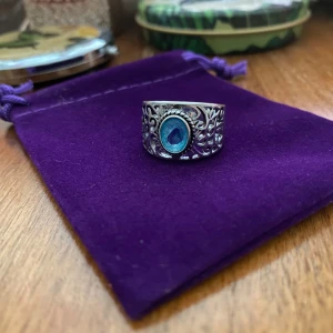Vintage ring  - Mycket vacker vintage ring med silverplätering och turkos i storlek 19. Ringen är ny. Lila fin sammetspåse medföljer.