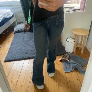 Säljer dessa jättesöta jeans som tyvärr är för små för mig och har därför nästan aldrig kommit till användning. Det är bootcut lågmidjade blåa jeans utan något slitage.💓💓