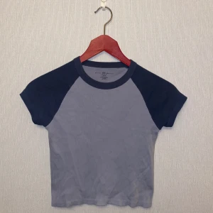 Topp - Söt topp jag köpt på brandy Melville för ett par år sedan. Sparsamt använd!