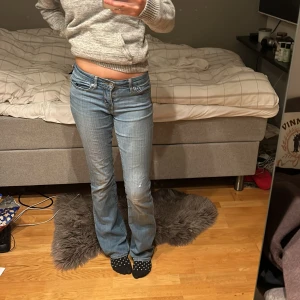 Levi’s bootcut jeans - Jeansen har midjemåttet rakt över 32cm och storleken i midjan är W25 som man kan se på bilderna💕 jag säljer dem för att jag har för många jeans och kläder!💗 skriv till mig för mer bilder eller frågor om jeansen🌸 priset kan diskuteras💗💗