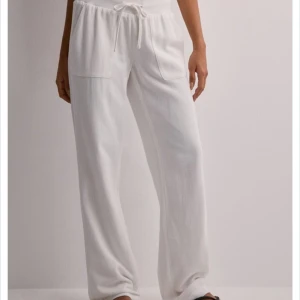 linnebyxor  - använda en gång, men lappen där bak på dom är av. säljer då dom ej passar mig. fråga för egna bilder. (pris går att diskutera)  💓