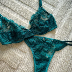 Grön spets-BH och trosor från Lounge - Säljer ett grönt och detaljrikt  spets set med en bh och matchande trosor💚. BH:n är ovadderad med bygel och justerbara axelband. Trosorna är också i spets med en lite bredare string modell. Perfekt för en speciell kväll eller bara för att känna sig extra fin.✨ Bh:n är använd ett fåtal gånger i väldigt bra skick! trosorna har provats men oanvända! Hör gärna av dig med eventuella frågor eller funderingar💕