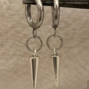 Straight stud earrings - Dessa örhängen är till största dels gjorda av rostfritt stål vilket innebär att de förmodligen inte förstörs om de kommer i kontakt med vatten och allmänt håller längre. Rostfritt stål ändrar inte färg som andra material ,perfekta för vardaglig använ