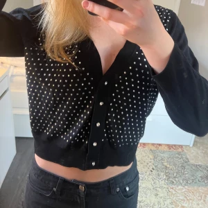 Svart croppad kofta med pärlor - Säljer en superfin svart kofta i storlek Xs-s 🩷