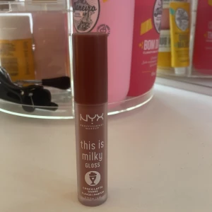 Nyx läppglans  - Säljer mitt nyx läppglans( this is Milky gloss)  det är aldrig använt och den luktar jättegott med smak av choklad. Fick den i present och har aldrig kommit till användning. Original pris 100💞