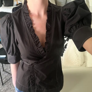 Ganni blus - I fint skick, går att knyta både framtill och där bak Priset går att diskutera!