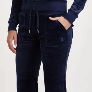 Juicy Couture byxor - Mörkblå juicy byxor, säljer billigt för vill bli av med snabbt, kom privat för fler  och egna bilder❣️obs ens silversaken på snöret fattas