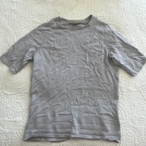 Finstickad T-shirt  - Säljer denna pågrund av att den inte längre används 