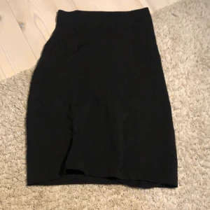 Svart kjol från Wera Stockholm - Säljer en stilren svart kjol från Wera Stockholm. Kjolen är knälång och har en tight passform som framhäver figuren. Perfekt för både vardag och fest! 🖤