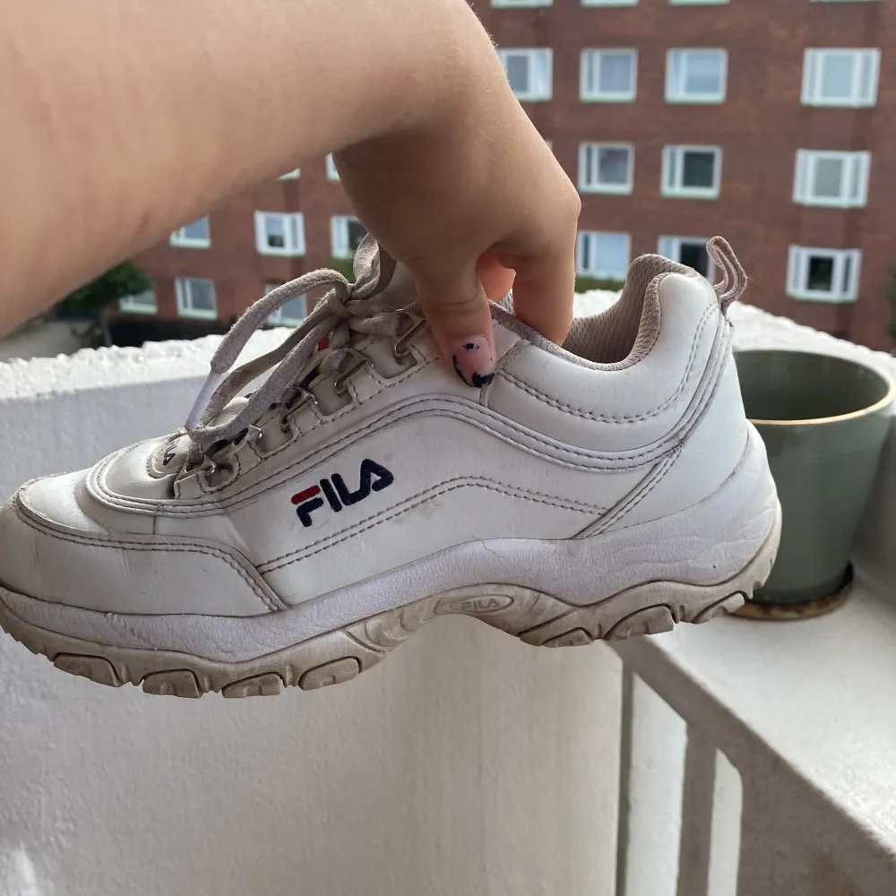 Knappt använda fila sneakers i storlek 38!. Skor.