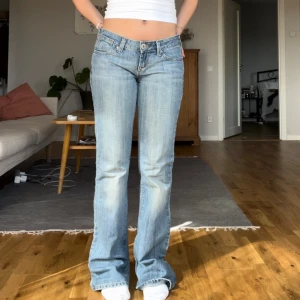 Lågmidjade jeans  - Lågmidjade bootcut jeans i storlek 29 i midjan och 36 i längd. De är väldigt långa på mig som är ca 170 cm. 