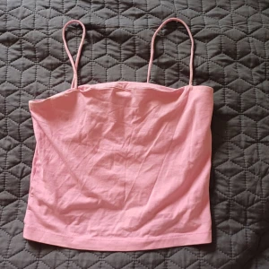 Rosa linnetopp - Säljer ett sött rosa linne i storlek S. Toppen är ärmlös med smala axelband och är perfekt för sommaren. Köpt från gina tricot🩷🩷