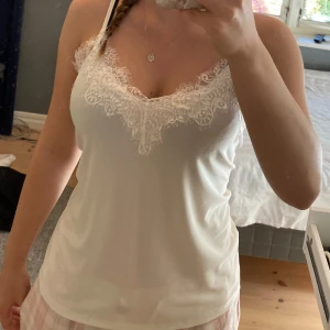 Spets linne  - Super snyggt vitt spets linne som aldrig är använt endast provat 