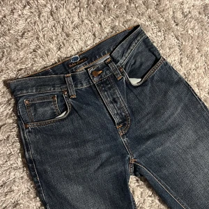Nudie Sleepy Sixten - Riktigt snygga Nudie jeans i modellen Sleepy Sixsten som har en straight passform. De har en liten lagning där bak se bild 1 men inget som syns när man använder de. Bara att skriva över frågor och funderingar