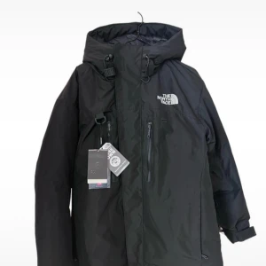 Limiterad Svart dunjacka The North Face himalayan  - Grymt varm  dunjacka från The North Face Himalayan Summit Series. Jackan har huva, flera dragkedjefickor och tydlig logga både fram och bak. Perfekt för kalla dagar och riktigt snygg streetstil. Jackan är i storlek XL och har en clean, sportig look. Den är även i limited edition nypris ca 9000kr. Passar storlek L perfekt