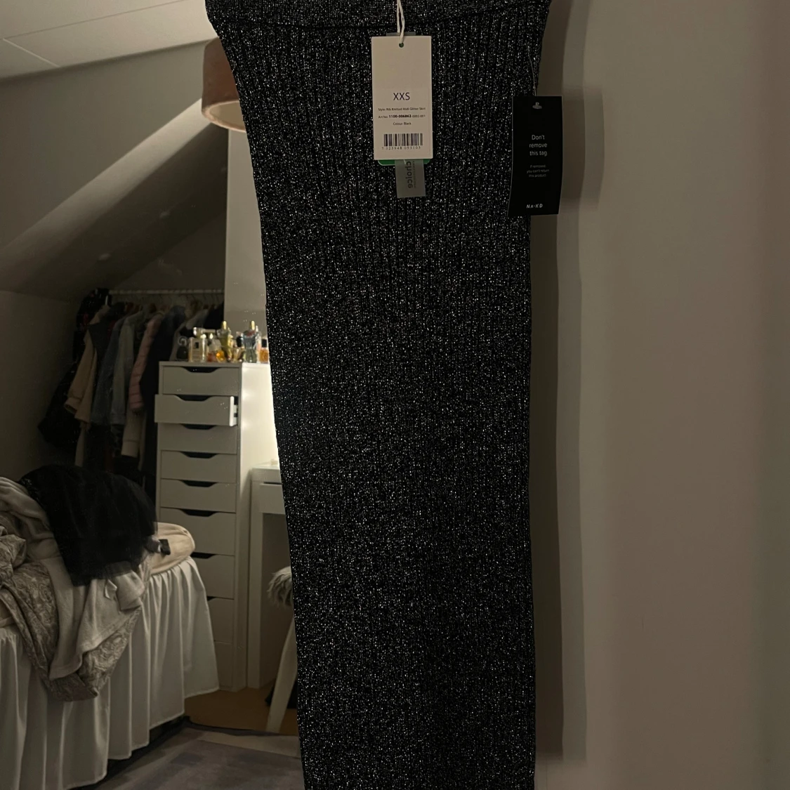 Glittrig svart/grå långkjol från NA-KD - 1