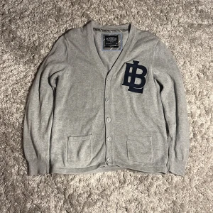 Stickad cardigan   - Säljer denna riktigt snygga stickade cardiganen. Den är från Bondelid och är i bra skick, inga defekter. Storleken är medium. Bara att skriva över frågor och funderingar.