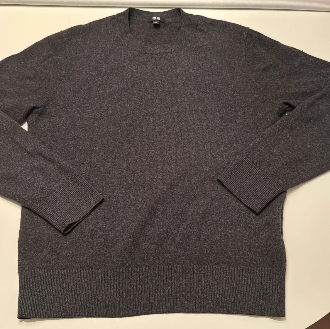 Mörkgrå kashmirtröja från Uniqlo XS