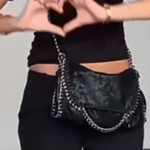 Svart axelväska med kedjedetaljer - Köpt på Vinted. 🫶🏼 skriv vid frågor endast om du är intresserad av att köpa🩷