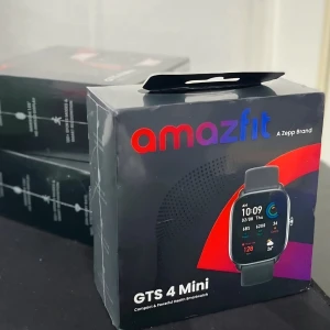 Amazfit GTS 4 Mini smartklocka - Amazfit GTS 4 Mini är en stilren och kompakt smartklocka med svart silikonarmband och fyrkantig färgskärm. Perfekt för dig som vill ha koll på hälsa, träning och notiser direkt på handleden. Modern design och smidiga funktioner för en aktiv livsstil.