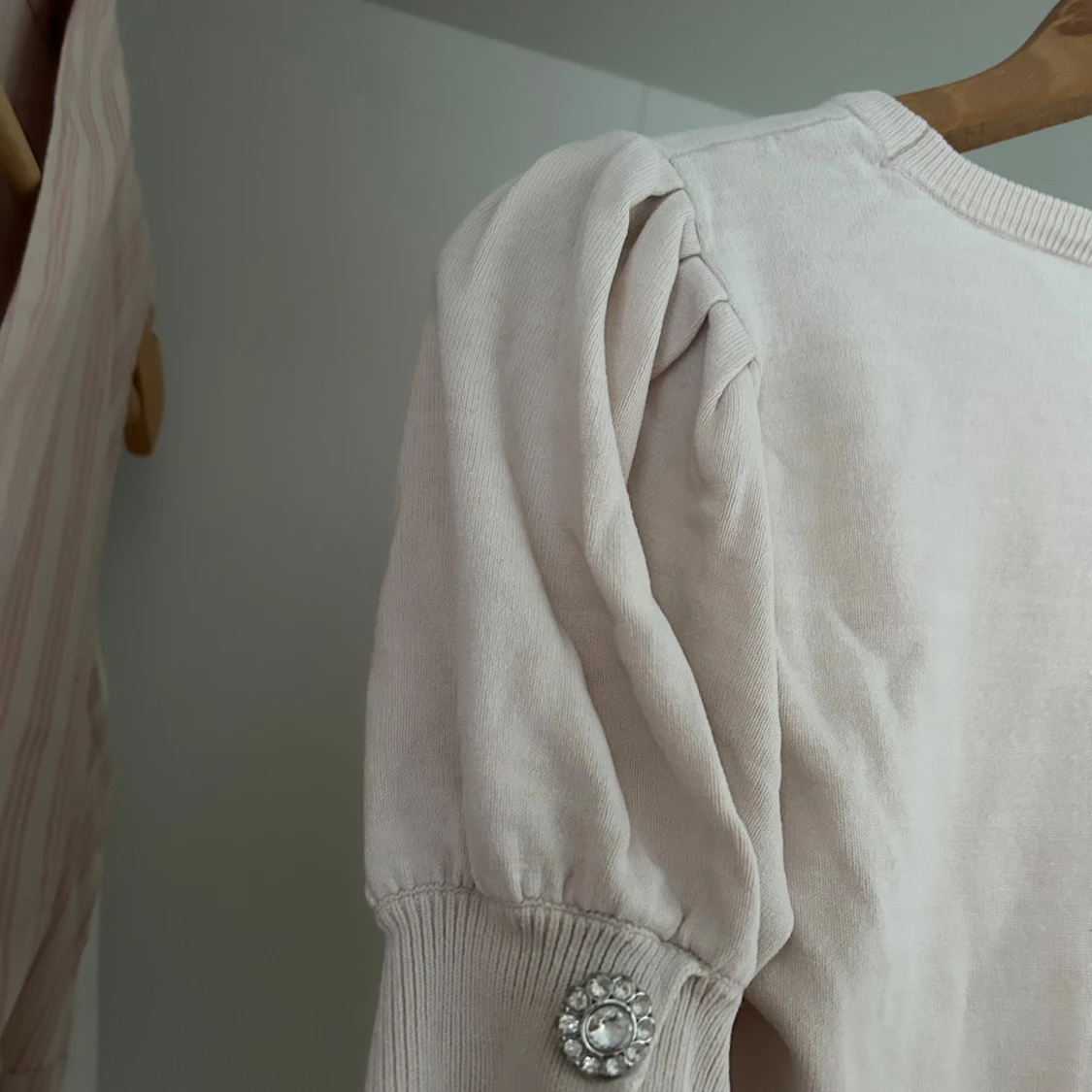 Ljusbeige stickad topp från Fransa - 4