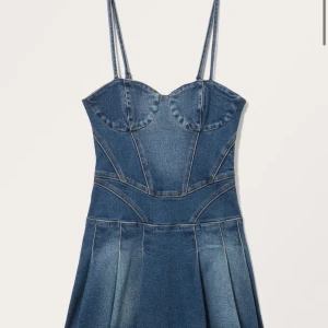 Blå jeansklänning med smala axelband - Supersnygg jeansklänning från monki i storlek S. Nice nu när jeans klänningar är trendigt och så snygg på