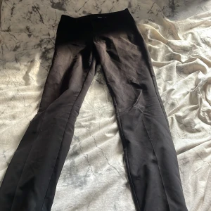 Svarta kostymbyxor från BikBok - Säljer ett par svarta kostymbyxor från BikBok i storlek 34. Byxorna är bootcut  och har två bakfickor som design. Använda ett fårtal gånger men är fortfarande bra. Säljer för de är för små i storleken.
