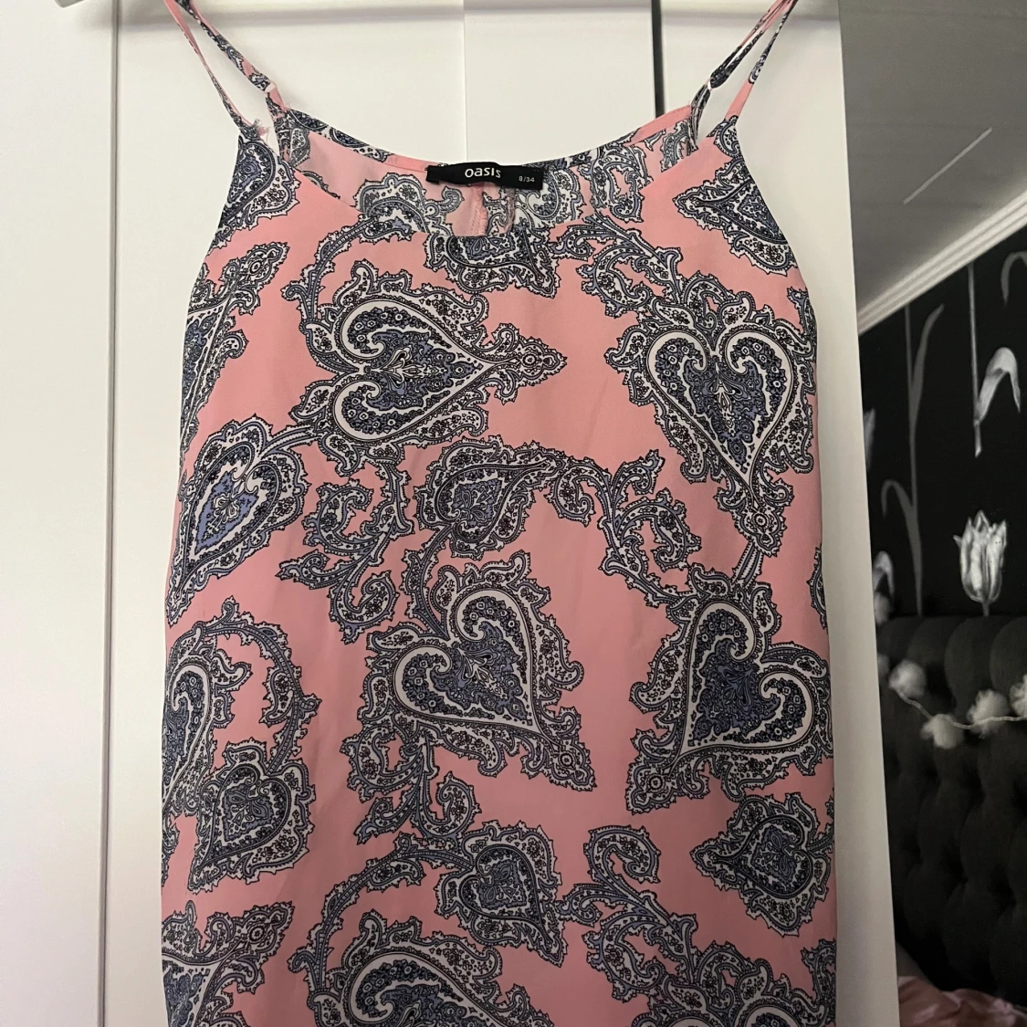 Rosa mönstrad klänning från Oasis