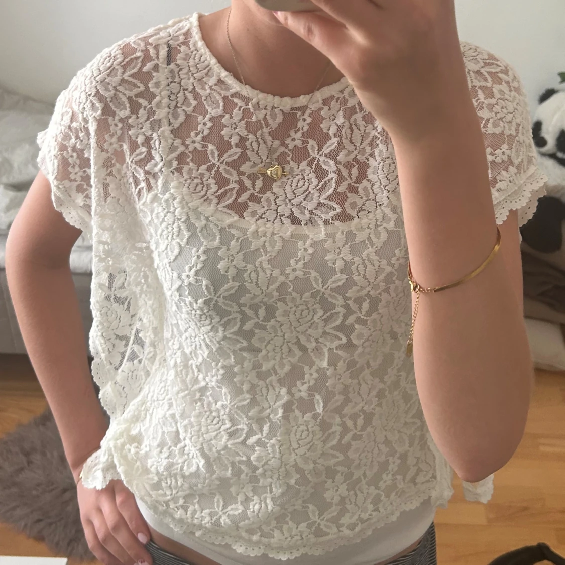 Vit blommig spetsblus