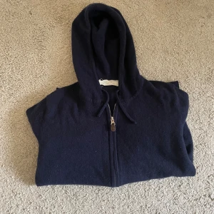 Mörkblå Kashmir från Sayless - Säljer en jätte snygg Kashmir hoodie med dragskedja. Tröjan är i perfekt skick förutom att lappen är löse men annars så är den i toppen skick. Skriv till mig vid frågor 🤝