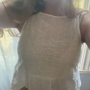 Vit ärmlös blus - Söt vit blus från HM! Säljer då den tyvärr blivit för liten för mig, skriv för fler bilder💗