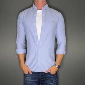 Ralph lauren skjorta - Hej säljer nu min fina Ralph lauren skjorta i storlek M. Den är i nyskick och kommer vara otroligt snygg nu i vår och framåt sommaren. Nypris cirka 1600kr! Vi kommer att sälja liknande produkter nu i vår och närmare sommar så glöm inte följa profilen!🌊🍾