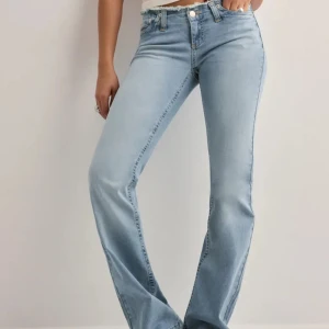 Så snygga jeans!! - Så snygga och populära jeans som är oanvända! Köpte för 700kr säljer för 550kr! Kan gå ner i pris vid snabbt köp🩷🩷