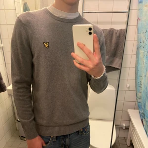 Grå stickad tröja från Lyle & Scott - Riktigt snygg grå stickad tröja från Lyle & Scott i storlek L
