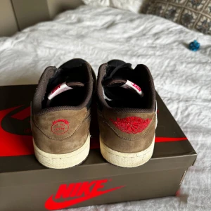 Air Jordan 1 low og Travis Scott  - Säljer ett par Nike Air Jordan low og Travis Scott. OBS ej äkta. Endast använda några gånger. Säljes pga av jag inte använder dom längre. Dom är i bra skick och jag skickar med lite extra skosnören också! 