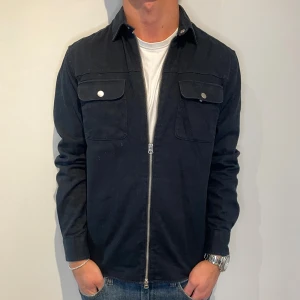 Overshirt - Sjukt snygg overshirt som passar till allt | Strl - S | Skick 10/10 | Nypris - ca 900kr | Vid minsta lilla fundering är det bara att skriva!