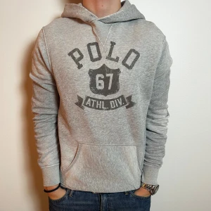 Ralph lauren hoodie | M  - Grå Ralph lauren hoodie | fin skick | modellen på bilden är ca 180 | hör av dig vid frågor🙌