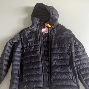 Parajumpers dunjacka - Säljer en svart dunjacka från Parajumpers som jag änvänt lätt. Storlek Y-L och sitter som en Small.