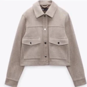 Beige overshirt från ZARA i ullmix - Snygg beige jacka från Zara! Jackan är croppad och har långa ärmar med knappdetaljer vid ärmslut. Perfekt till hösten!!🩷🩷