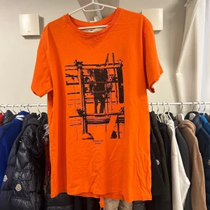 Orange Off-White t-shirt med print - Storlek: Medium Färg: Oranger med svart tryck  Skick: Nyskick.   Skickas spårbart eller hämtas upp efter överenskommelse. Vid intresse – hör gärna av dig.