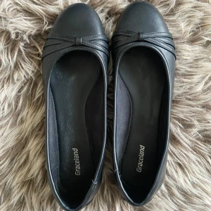 Ballerinaskor - Jättefina ballerinaskor från Graceland som endast är använda en gång. Hör av er vid frågor eller fler bilder!☺️💗
