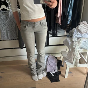 Grå bootcut jeans från LTB Valerie - Gråa ltb jeans, strl 26/32! Jättebra skick, stretchiga 🥰🥰