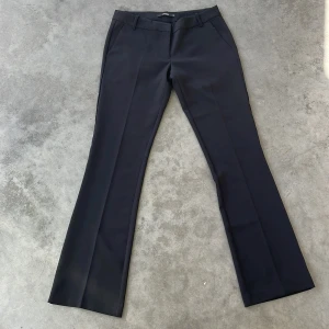 Svarta lowwaist bootcut kostymbyxor BikBok - Svarta kostymbyxor från BikBok i klassisk bootcut-modell. Använd fåtal gånger