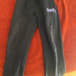 Risky byxor  - Hej, säljer ett par risky byxor som är i storleken M men kan passa S även, de är i gott skick utan några skador.