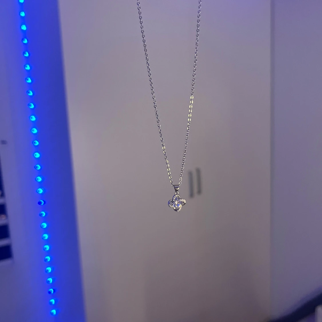 Silverhalsband med glittrig blomma