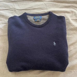 Ralph lauren tröja  - Säljer nu min ralph lauren tröja då den är smått för liten samt pengar behövs. Är storlek M men passar någon som är lite mitt i mellan S och M inga defekter super fint sick. Skriv vid övriga frågor 👊
