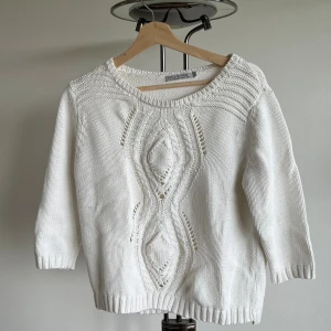 Finstickad tröja i 100% bomull. - Finstickad tröja i 100% bomull. Tröjan har trekvartsärm och ribbade muddar. Perfekt för lager-på-lager och höst! Det står L men passar definitivt S-M bättre. 